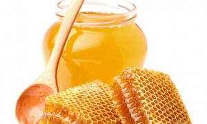 عسل طبيعي بالشمع